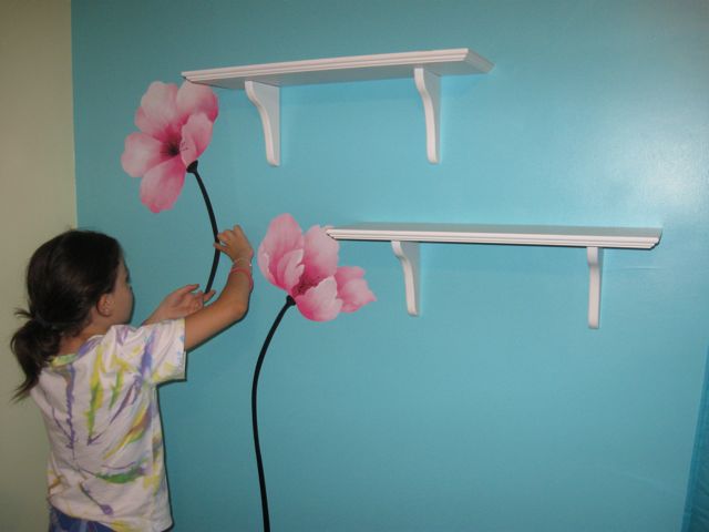 Her Tio Andy got her some flowers for her walls...