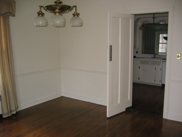 Door from dinning room into kitchen. 