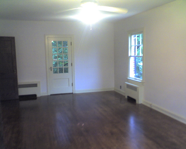 Master bedroom - facing east (door to flat roof) (backyard)