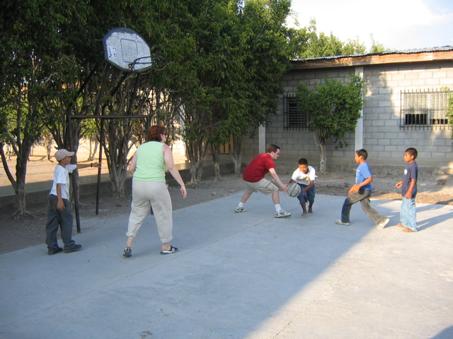 Being the tall (huhum) gringo that I am I had to play some basketball. 