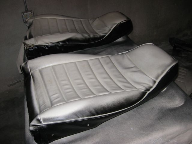 I cleaned the seats and started to dye them.... 